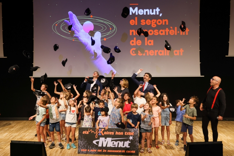 Children celebrate the name of the second Catalan nanosatellite on June 13, 2022 (by Departament de Polítiques Digitals)